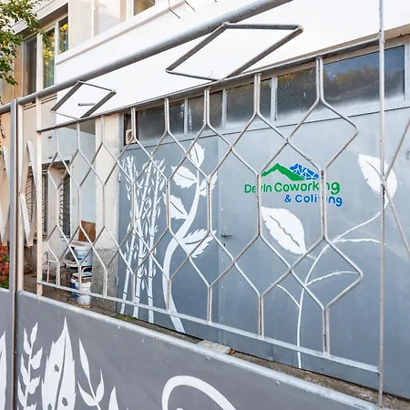 Coworking & Coliving Devin