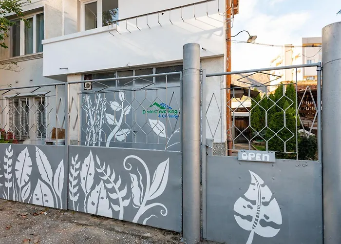 Coworking & Coliving * Devin