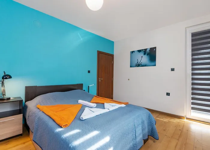 Coworking & Coliving * Devin