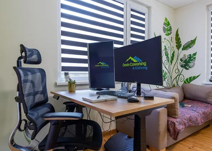 Coworking & Coliving * Devin